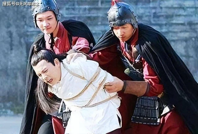 Để đối phó với những tù nhân mà bà muốn xử tử, bà đã nghĩ ra cách nhét một nút gỗ hoặc miếng gỗ vào miệng họ.