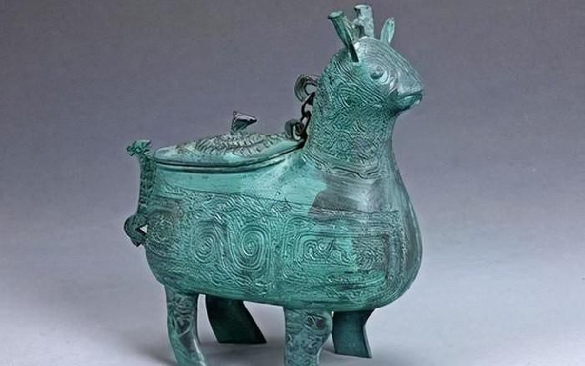 Thông tin về chiếc bình đồng này nhanh chóng lan truyền và thu hút sự quan tâm của các chuyên gia về di tích văn hóa. Sau khi được khai quật, hang động cũng tiết lộ nhiều di vật văn hóa có giá trị, trong đó có các đồ vật bằng đồng, gốm và tiền vỏ sò.