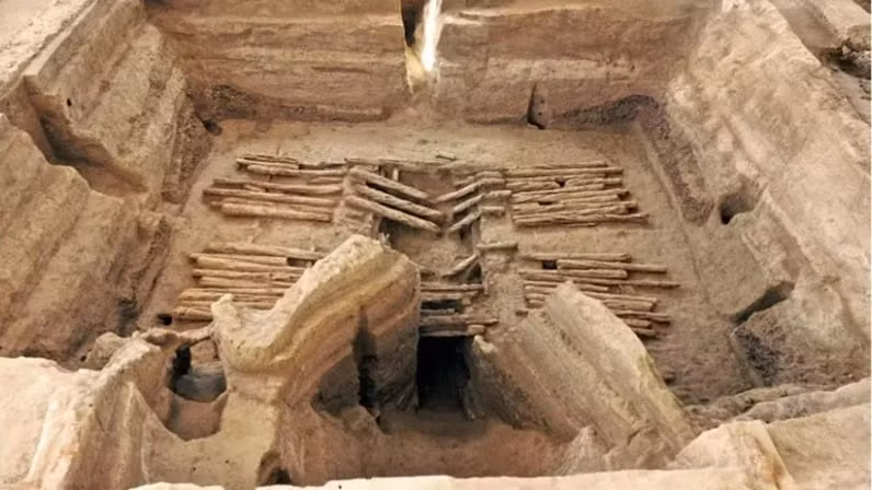 Nhiệt Thủy nhất hào đại mộ ở Thanh Hải, Trung Quốc, được coi là phiên bản ngoài đời thực của chín tầng tháp quỷ.