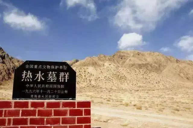 Ngoài ra, các mộ địa đất cao được xây dựng phía trên khu vực lăng mộ, tạo ra hình ảnh một ngôi tháp lớn có nhiều tầng, từ đó có tên gọi "chín tầng tháp quỷ".