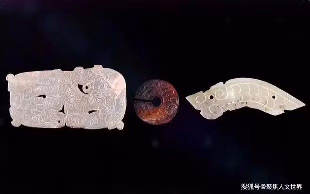 Ông Mạc - một lão nông người Trung Quốc, đã tham gia chương trình "Kiểm định bảo vật" trên đài truyền hình CCTV. Thay vì hy vọng các món cổ vật của mình sẽ có giá trị cao, ông Mạc muốn chứng minh rằng ba món đồ ngọc cổ vật của mình là giả.