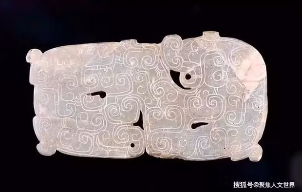 Các chuyên gia ngay lập tức thẩm định ba viên ngọc bội và phát hiện rằng chúng không chỉ có màu sắc tự nhiên và bề mặt có những dấu ấn thay đổi của thời gian, chứng tỏ chất liệu của chúng không tầm thường.