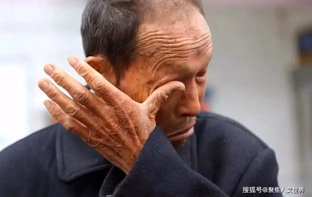 Lúc này, một trong ba người con của ông phát hiện ra ba viên ngọc bích cổ dưới gối của cha mình. Thay vì giải quyết một cách hòa thuận, ba người con tiếp tục cãi nhau vì tài sản này. Ông Mạc cảm thấy thất vọng trước lòng tham của con cái và không muốn sống chung với họ nữa.