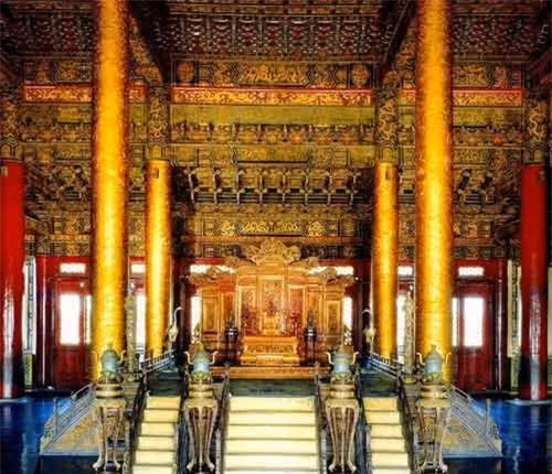 Theo các nhà khoa học, chỉ có ba loại gỗ được dùng để làm ghế rồng, và chúng đắt hơn cả vàng. Đó là gỗ bạch dương, gỗ cẩm lai và gỗ nam mộc. Những loại cây này thường rất quý hiếm và được chọn lựa cẩn thận.