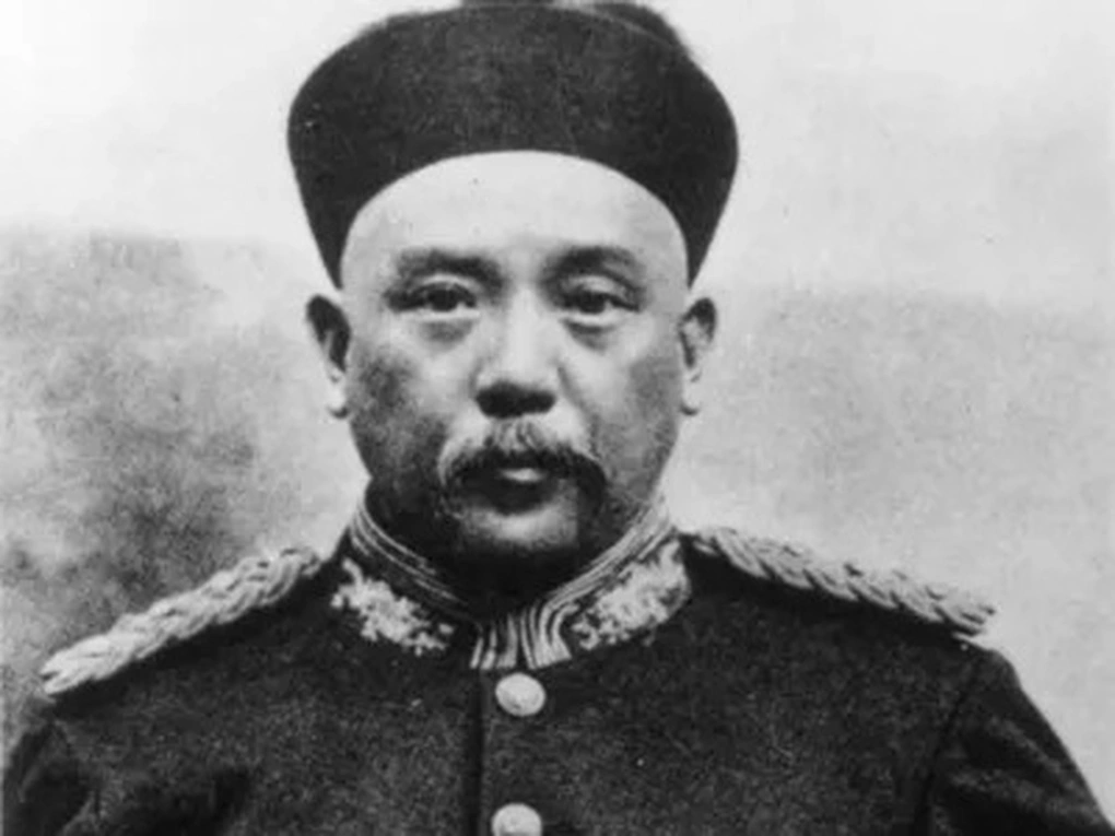 Điều này bao gồm Lý Tự Thành, người lật đổ nhà Minh và sau đó bị truy sát. Viên Thế Khải, người đã đuổi hoàng đế nhà Thanh ra khỏi cung và sau đó chết sau khi sử dụng chiếc ghế, cùng với thủ lĩnh liên quân 8 nước - Waldersee, cũng chết một cách kỳ lạ sau khi ngồi trên ghế.