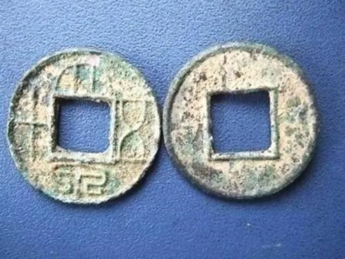 Ông báo cho cảnh sát và chuyển nhà tạm thời. Các nhà khảo cổ đã xác định rằng đây là một mộ cổ từ thời nhà Đường, bên trong chứa kho báu với nhiều tiền xu cổ và cổ vật quý giá.