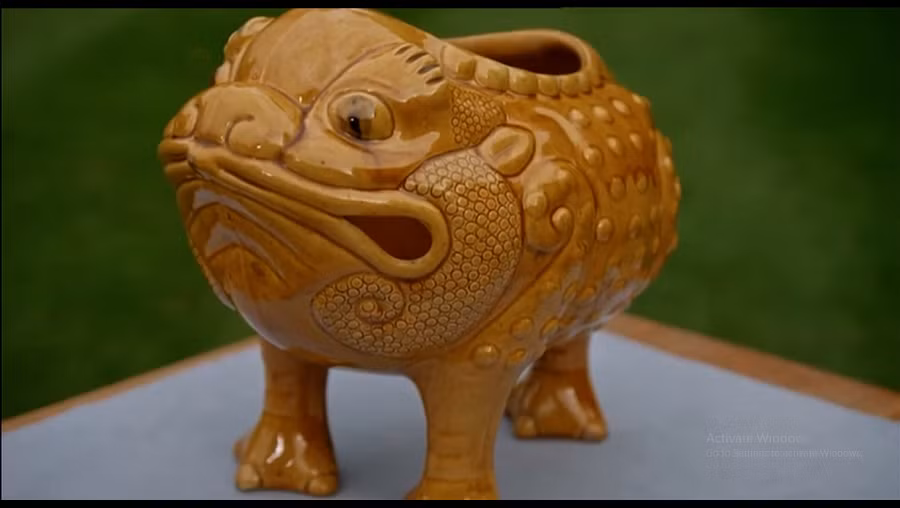 Câu chuyện liên quan đến một con cóc ba chân trong thần thoại Trung Quốc, nó được cho là mang lại may mắn và giàu có cho chủ nhân của nó.