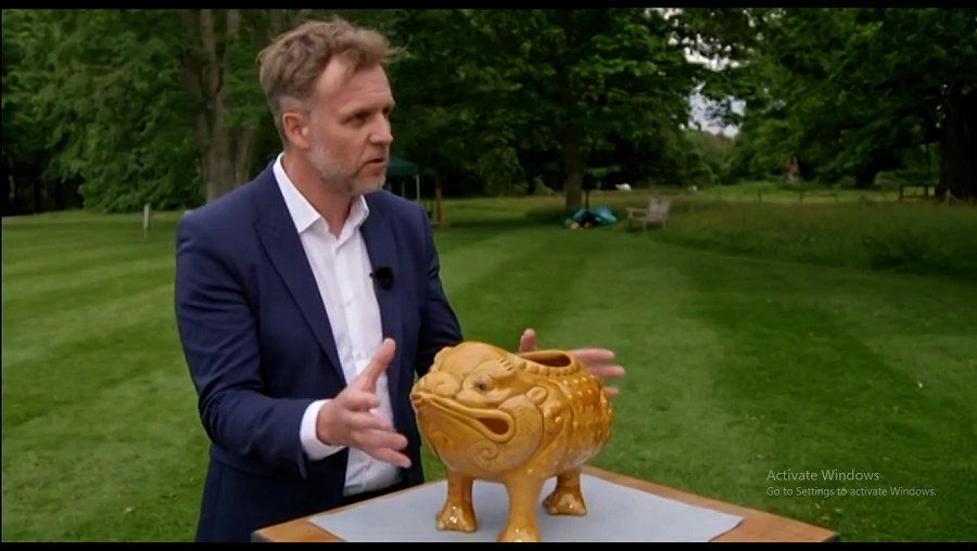 Chuyên gia Lee Young xác định rằng bức tượng này niên đại từ thế kỷ 18 và là một món đồ gốm Scotland. Nó được mô tả là một "kiệt tác tráng men đơn sắc" và có màu vàng hoàng gia.