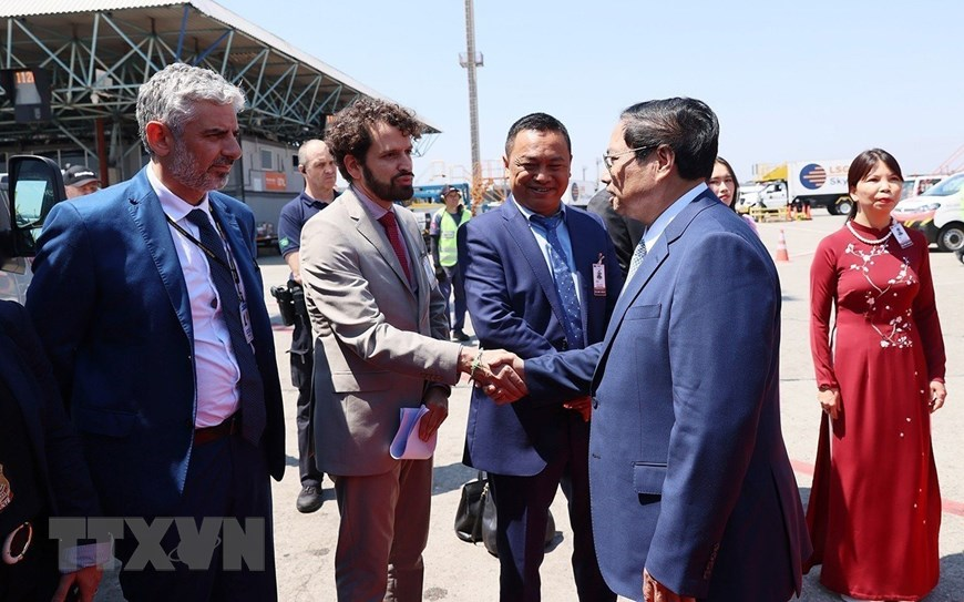 Đại biểu hai nước đón Thủ tướng Phạm Minh Chính tại Sân bay Quốc tế São Paulo-Guarulhos. (Ảnh: Dương Giang/TTXVN)