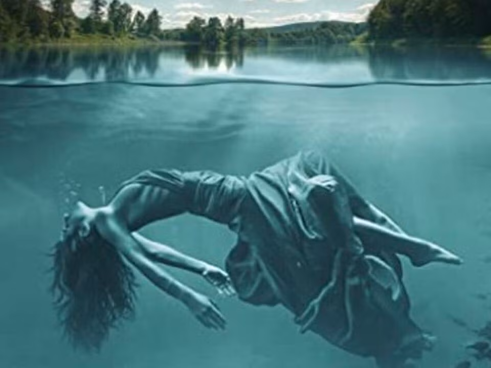 Một số người tin rằng những vật thể còn sót lại từ thời kỳ tái thiết và xây dựng hồ có thể đã gây nguy cơ cho những người đuối nước.