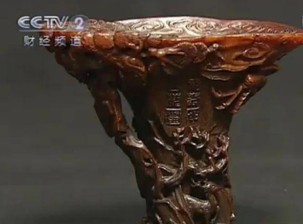 Người đàn ông quyết định thẩm định nguồn gốc và giá trị thực sự của 2 món đồ cổ này.