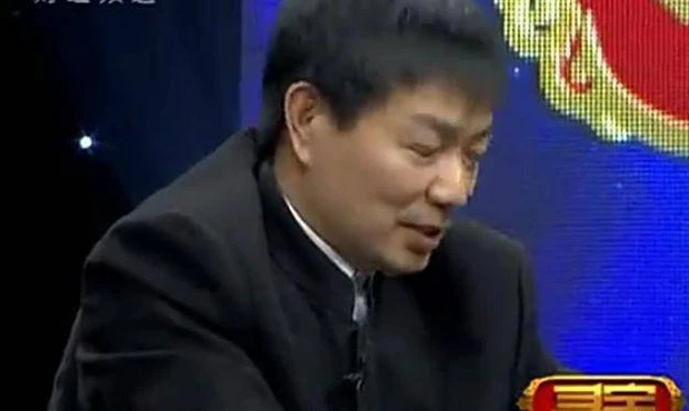 Câu nói này làm cả người đàn ông và khán giả kinh ngạc, họ tự hỏi liệu chiếc cốc có chứa điều gì đặc biệt hay chỉ đơn giản là một món đồ chế tác tinh xảo.