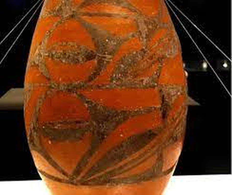 Các chuyên gia đưa ra hai ý kiến về mục đích sử dụng của chiếc bình. Một là chiếc bình này có thể được sử dụng làm vật trang trí và có giá trị nghệ thuật thời bấy giờ.