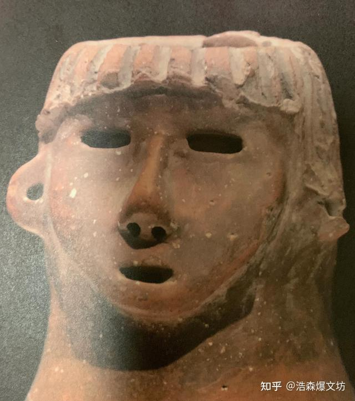 Làm gốm vào thời đó không phải là công việc dễ dàng, chiếc bình này có thể được xem là một kiệt tác gốm sứ, xứng đáng là một bảo vật quốc gia.