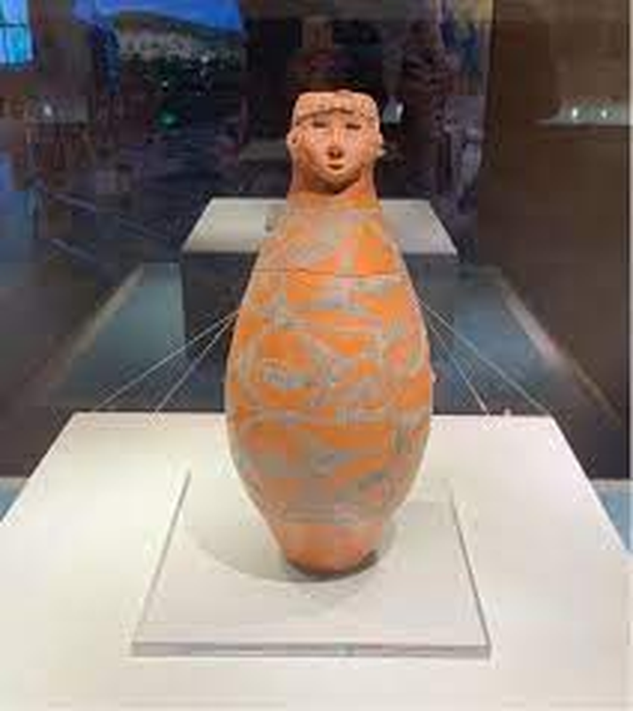 Ý kiến khác là chiếc bình có thể dùng để cúng tế. Dù còn tranh luận về mục đích sử dụng chính xác, chiếc bình này đại diện cho sự khéo léo của người thợ thủ công cách đây 5.000 năm.