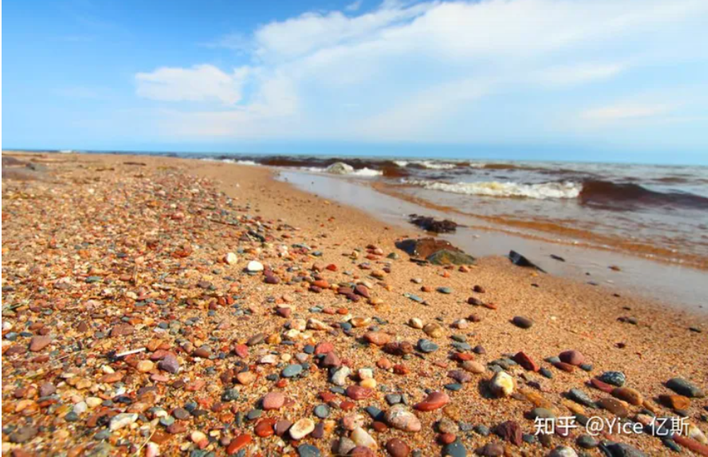Hồ Agate chứa nhiều loại đá quý, bao gồm đá thạch anh, gỗ hóa thạch, đá opal, và đặc biệt là đá mã não.