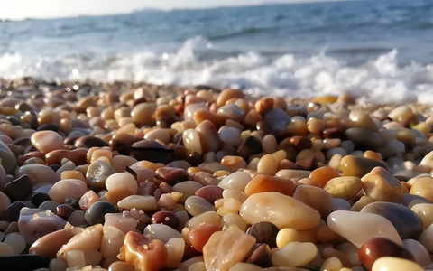 Đá mã não được xem là một trong số thất bảo của Phật giáo, nên việc tìm thấy nhiều viên đá mã não trong hồ Agate đã góp phần định giá cao hồ này.