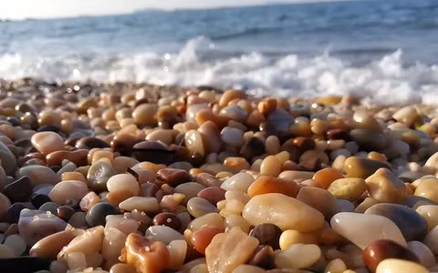 Đá mã não được xem là một trong số thất bảo của Phật giáo, nên việc tìm thấy nhiều viên đá mã não trong hồ Agate đã góp phần định giá cao hồ này.