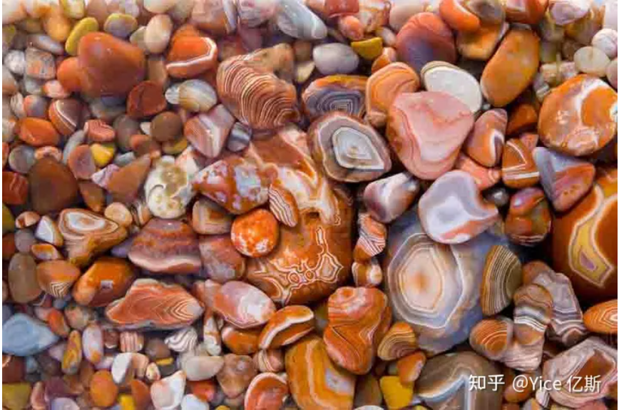 Theo truyền thuyết, hồ Agate trước đây là một hồ nước xinh đẹp, nhưng sau khi các nàng tiên tắm trong hồ và để lại các bảo vật, các viên đá này đã hình thành.