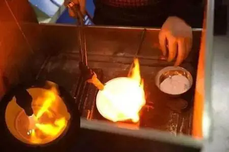 Khi câu chuyện tim được " kho báu" trong bãi rác này lan truyền, nó thu hút sự chú ý của Cục Di sản Văn hóa địa phương. Các chuyên gia nghiên cứu mảnh vụn còn lại và kết luận rằng chúng không phải là vàng thường mà là các món đồ cổ bằng vàng từ thời kỳ Hung Nô, có giá trị văn hóa rất lớn.