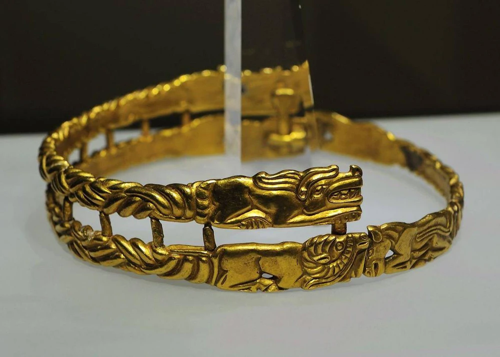 Câu chuyện này nhấn mạnh sự quý giá của di sản văn hóa và cổ vật, và kêu gọi mọi người nếu tìm thấy những món đồ tưởng chừng vô giá trong bãi rác hoặc nơi khác, họ nên báo cáo cho các chuyên gia hoặc cơ quan liên quan để bảo tồn giá trị của chúng. (Ảnh trong bài chỉ mang tính tham khảo).