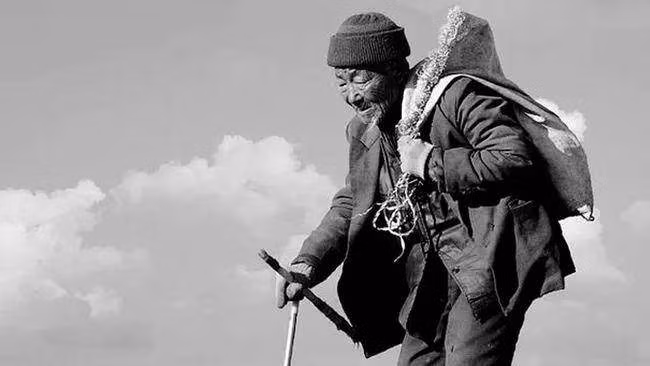 Ông quyết định mang chúng về nhà và thử loại bỏ lớp gỉ bằng cách nung chúng. Khi lớp gỉ bên ngoài bị loại bỏ, ông mới nhận ra rằng những thanh sắt này thực tế là thỏi vàng ròng.