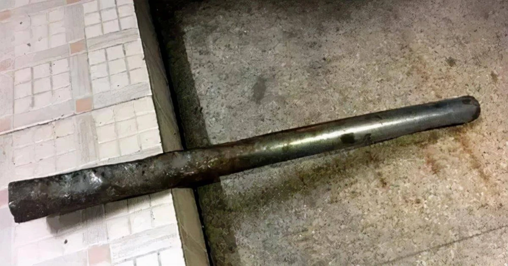 Một ngày gần Tết, Ông Vương đi tới một bãi rác để tìm đồ gia dụng bỏ đi và đổi chúng lấy tiền. Khi ông chuẩn bị về nhà, ông nhận ra một món lóe sáng trong đống rác.