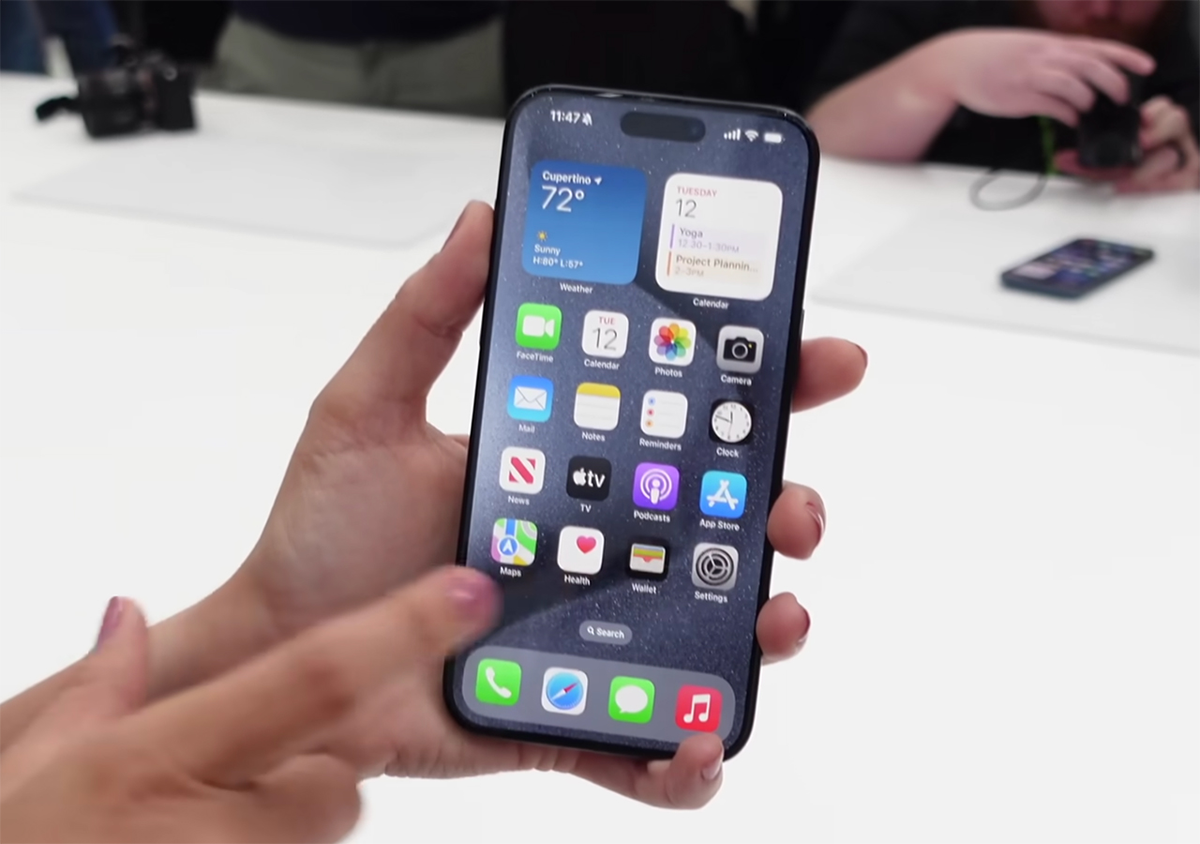 1. Màn hình ProMotion 120Hz: Người dùng đã mong đợi Apple sẽ nâng cấp màn hình iPhone lên tần số làm mới 120Hz để có trải nghiệm mượt mà hơn. Tuy nhiên, iPhone 15 vẫn sử dụng màn hình 60Hz, điều này khiến nhiều người cảm thấy hụt hẫng, đặc biệt khi cân nhắc giá sản phẩm.