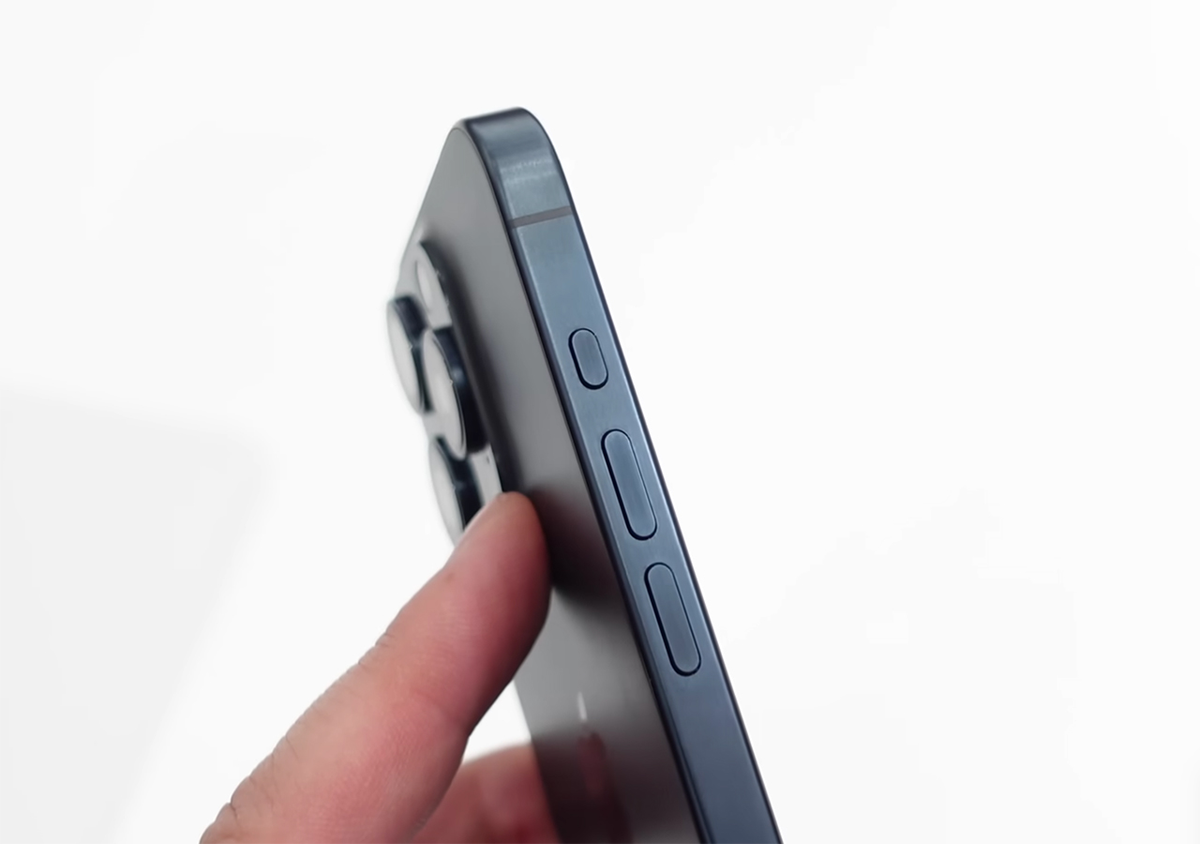 3. Nút Action Button: iPhone 15 Pro và Pro Max được trang bị nút Action Button, giúp tăng tính linh hoạt và tiện ích của thiết bị. Tuy nhiên, các phiên bản iPhone 15 và iPhone 15 Plus vẫn phải sử dụng cần gạt bật/tắt chế độ im lặng.