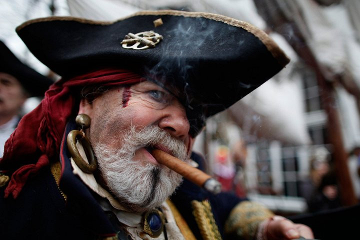 7. Nhiều người cho rằng, cướp biển bịt một mắt để bảo vệ mắt. Hoặc bị thương, bị mù nên mới phải che đi. Tuy nhiên, câu trả lời lại là để tăng tầm nhìn trong bóng tối. Sự thật thú vị này đã "bẻ cong" thế giới quan bấy lâu nay của bạn đúng không?