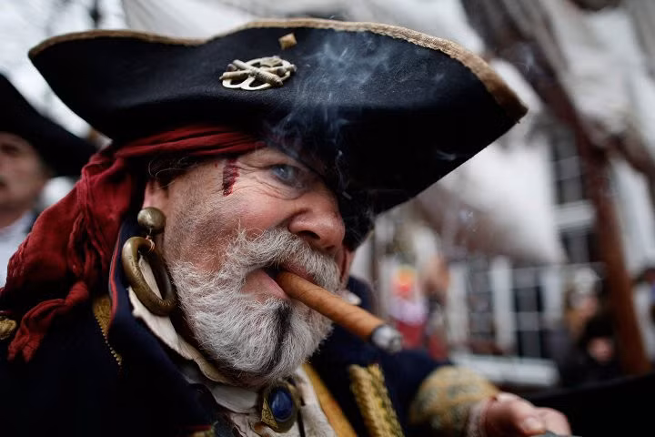 7. Nhiều người cho rằng, cướp biển bịt một mắt để bảo vệ mắt. Hoặc bị thương, bị mù nên mới phải che đi. Tuy nhiên, câu trả lời lại là để tăng tầm nhìn trong bóng tối. Sự thật thú vị này đã "bẻ cong" thế giới quan bấy lâu nay của bạn đúng không?