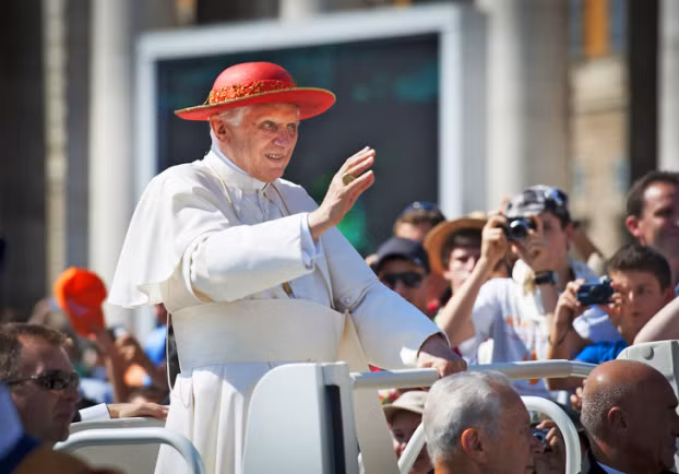 2. Vatican City có tỉ lệ người vi phạm pháp luật cao nhất thế giới, nhưng chủ yếu là các vụ trộm nhỏ gây ra bởi khách du lịch và người hành hương. Tuy nhiên, họ thường không bị phạt vì thành phố này không có nhà tù và ít cảnh sát.