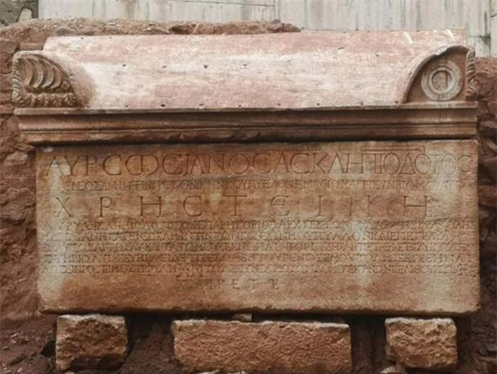 Cỗ quan tài đá này có niên đại từ thế kỷ 2 đến thế kỷ 4 và được tìm thấy ở tỉnh Kocaeli, Thổ Nhĩ Kỳ.