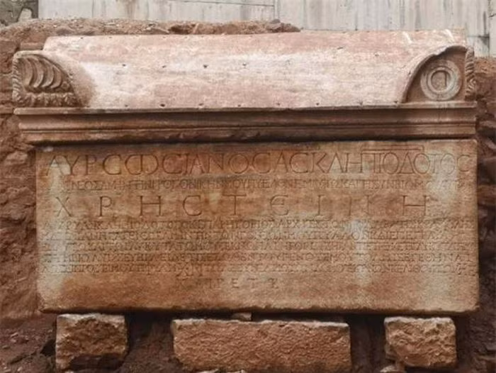 Cỗ quan tài đá này có niên đại từ thế kỷ 2 đến thế kỷ 4 và được tìm thấy ở tỉnh Kocaeli, Thổ Nhĩ Kỳ.