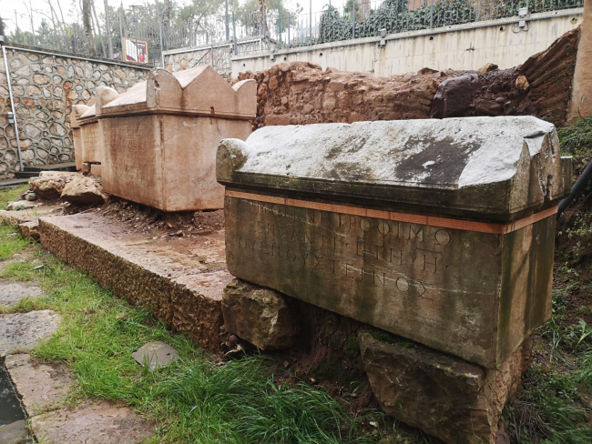 Trên mặt ngoài của quan tài đá được khắc chạm về những thành tích của người mất trong cuộc đời của họ.