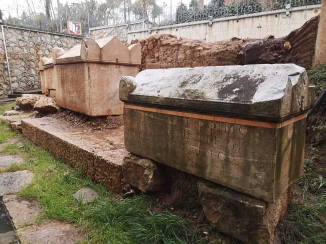 Trên mặt ngoài của quan tài đá được khắc chạm về những thành tích của người mất trong cuộc đời của họ.