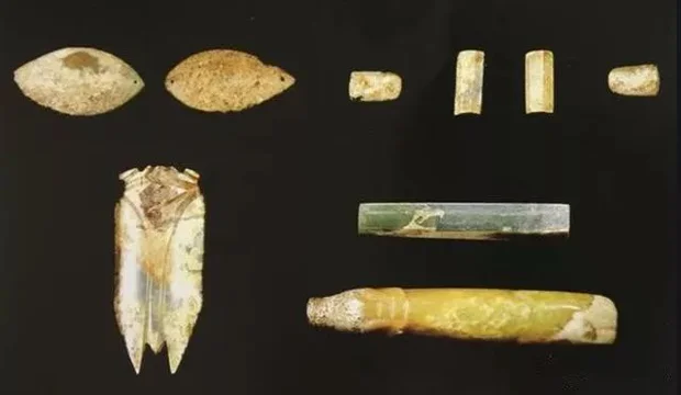 Những lỗ này bao gồm hai mắt, hai tai, hai lỗ mũi, miệng và một lỗ là hậu môn. Vật gia truyền của người đàn ông này, mà anh ta đã sử dụng như một "chiếc tăm," thực chất là một thanh bịt cửu khiếu như vậy.