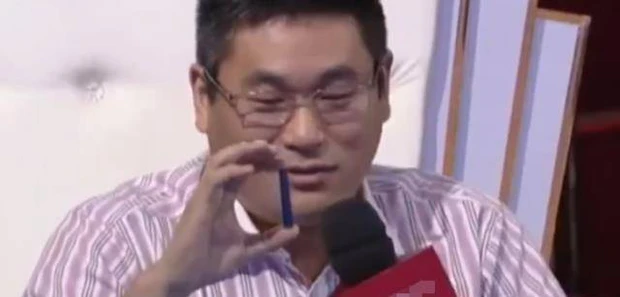 Thanh thủy tinh này có các bọt khí trên thân, cho thấy nó có niên đại cao và có giá trị lên tới 60.000 NDT (gần 200 triệu đồng).