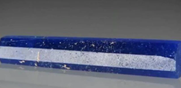 Món đồ này có chất liệu giống ngọc, có dáng trụ và được vuốt nhọn ở một đầu, nhưng người đàn ông không biết nó được sử dụng để làm gì. Anh ta đã sử dụng nó như một "chiếc tăm" trong nhiều năm.