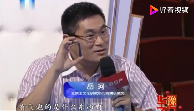 Khi chuyên gia tiết lộ điều này, cả trường quay đều ngỡ ngàng, và chủ nhân món đồ không thể ăn cơm với sự bất ngờ về giá trị lịch sử và tâm linh của món đồ này.