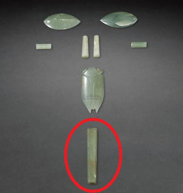 Tuy nhiên, chuyên gia tiết lộ một bí mật không ngờ về món đồ này. Trong lịch sử cổ đại của Trung Quốc, khi các hoàng tử quý tộc qua đời, người ta thường thực hiện nghi lễ đám tang bằng cách bịt kín 9 lỗ hổng trên cơ thể người, gọi là "bịt cửu khiếu".