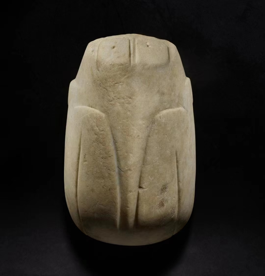 Hai chân sau của ếch được tạo hình cẩn thận theo hình nổi, tức là được chạm nổi, có rãnh ở giữa. Mắt của ếch cũng được làm bằng cách đục hai lỗ nhỏ và đặt chúng vào hốc vuông.