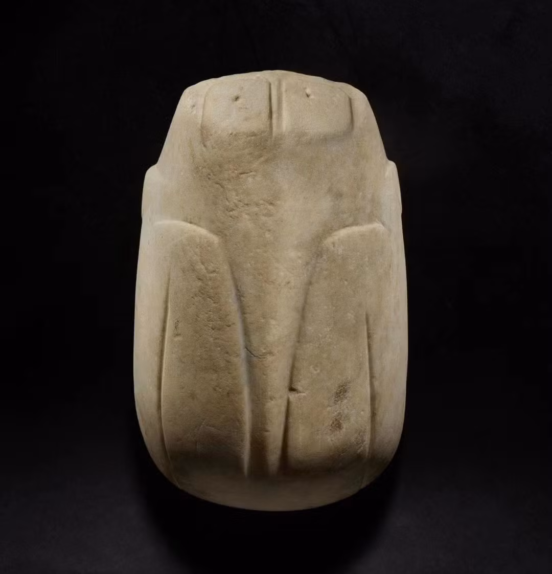 Hai chân sau của ếch được tạo hình cẩn thận theo hình nổi, tức là được chạm nổi, có rãnh ở giữa. Mắt của ếch cũng được làm bằng cách đục hai lỗ nhỏ và đặt chúng vào hốc vuông.