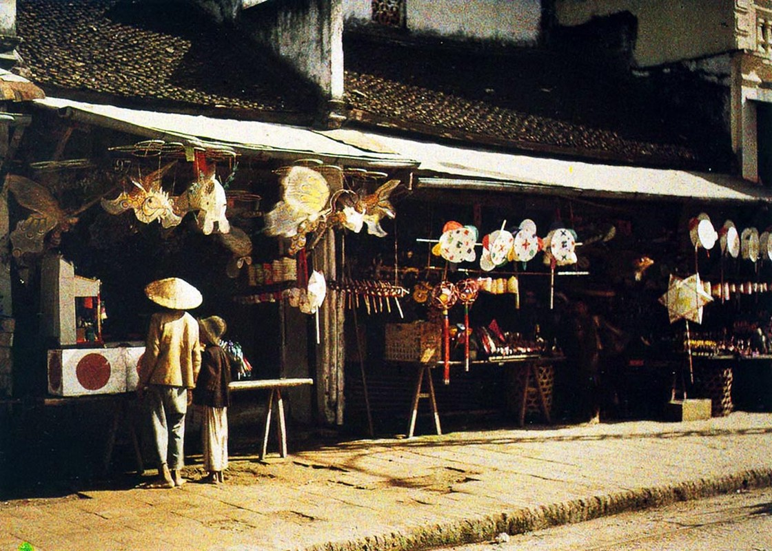 Một góc phố Hàng Gai rực rỡ sắc màu đèn Trung thu, Hà Nội năm 1915.