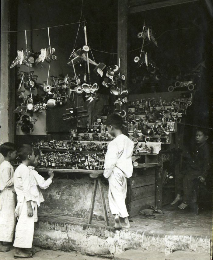 Những đứa trẻ bên sạp hàng bán đồ chơi.