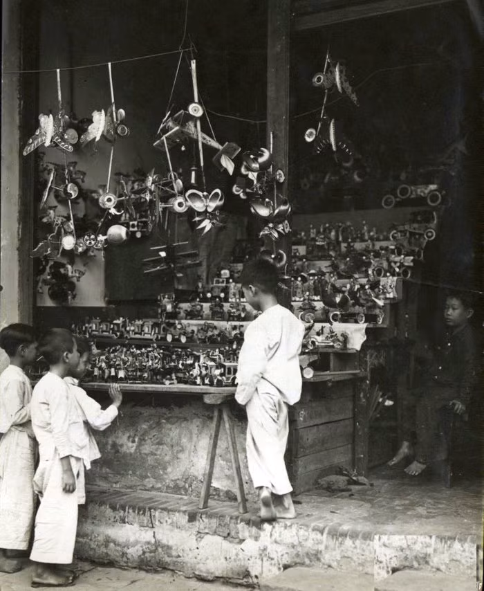 Những đứa trẻ bên sạp hàng bán đồ chơi.