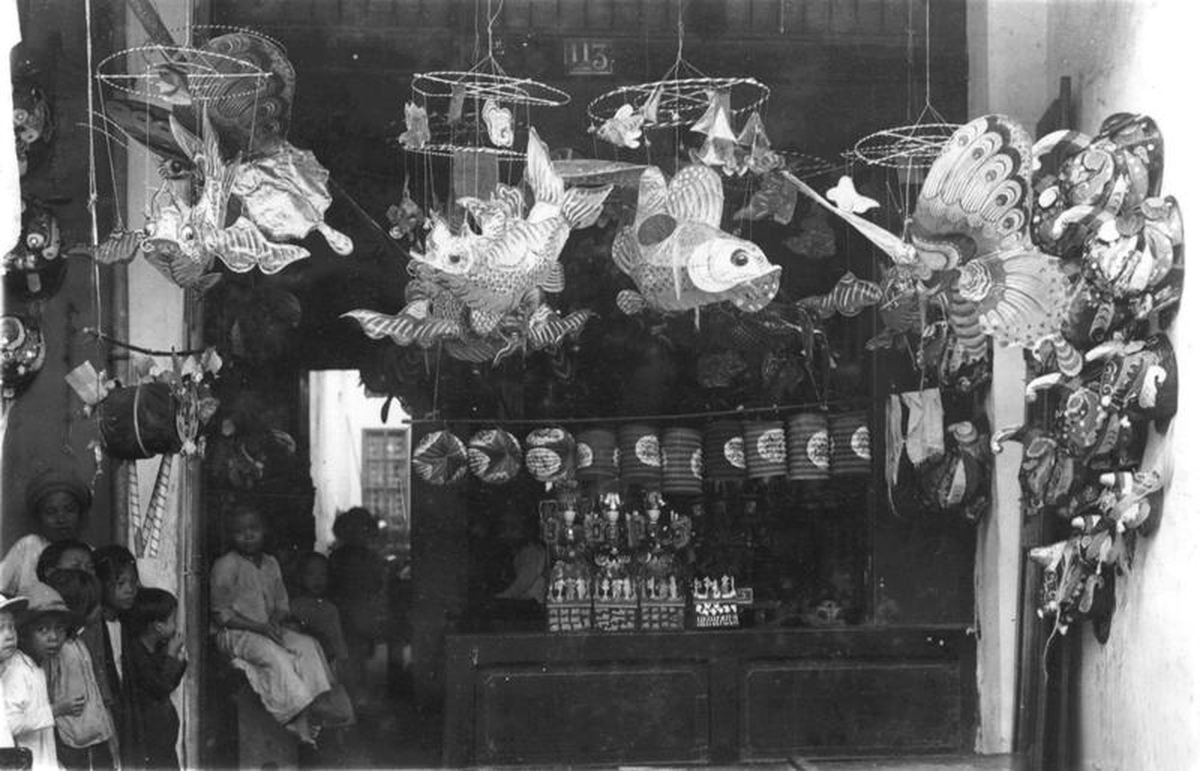 Có lẽ, không khó để tưởng tượng ra màu sắc rực rỡ của đèn lồng có khung bằng nan bọc giấy bóng kính đủ màu, đồ vật không thể thiếu vào mỗi dịp Trung thu xưa.