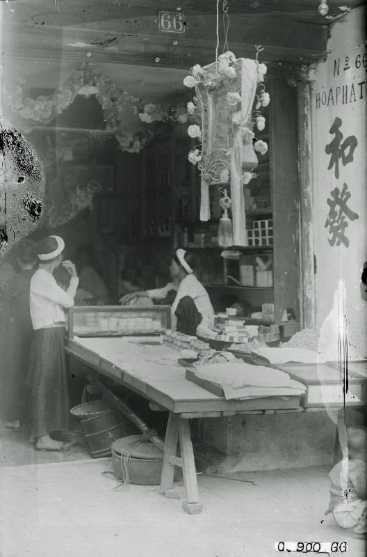 Cửa hàng bán bánh Trung thu "Hòa Phát" ở 66 phố Hàng Đường, Tết Trung thu Hà Nội năm 1926.