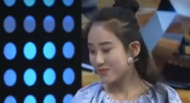 Cuối cùng, các chuyên gia khuyên Han, nếu cô muốn giữ lại viên ngọc này, cô nên rửa sạch hết axit trên bề mặt nó hoặc nếu không có ý định sưu tầm, cô nên chôn nó xuống đất, coi như trả về mảnh đất nơi mà nó thực sự thuộc về.