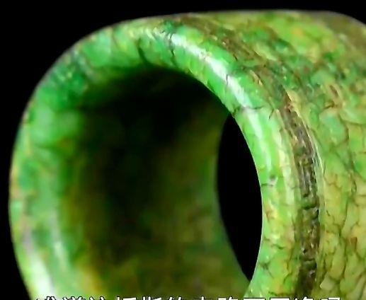 Hải mã là một loài động vật được quốc gia bảo vệ, vì vậy sản phẩm thủ công mỹ nghệ từ ngà hải mã không thể mua bán mà chỉ có thể sưu tập hoặc hiến tặng cho viện bảo tàng. Do đó, giao dịch mua bán được coi là bất hợp pháp.